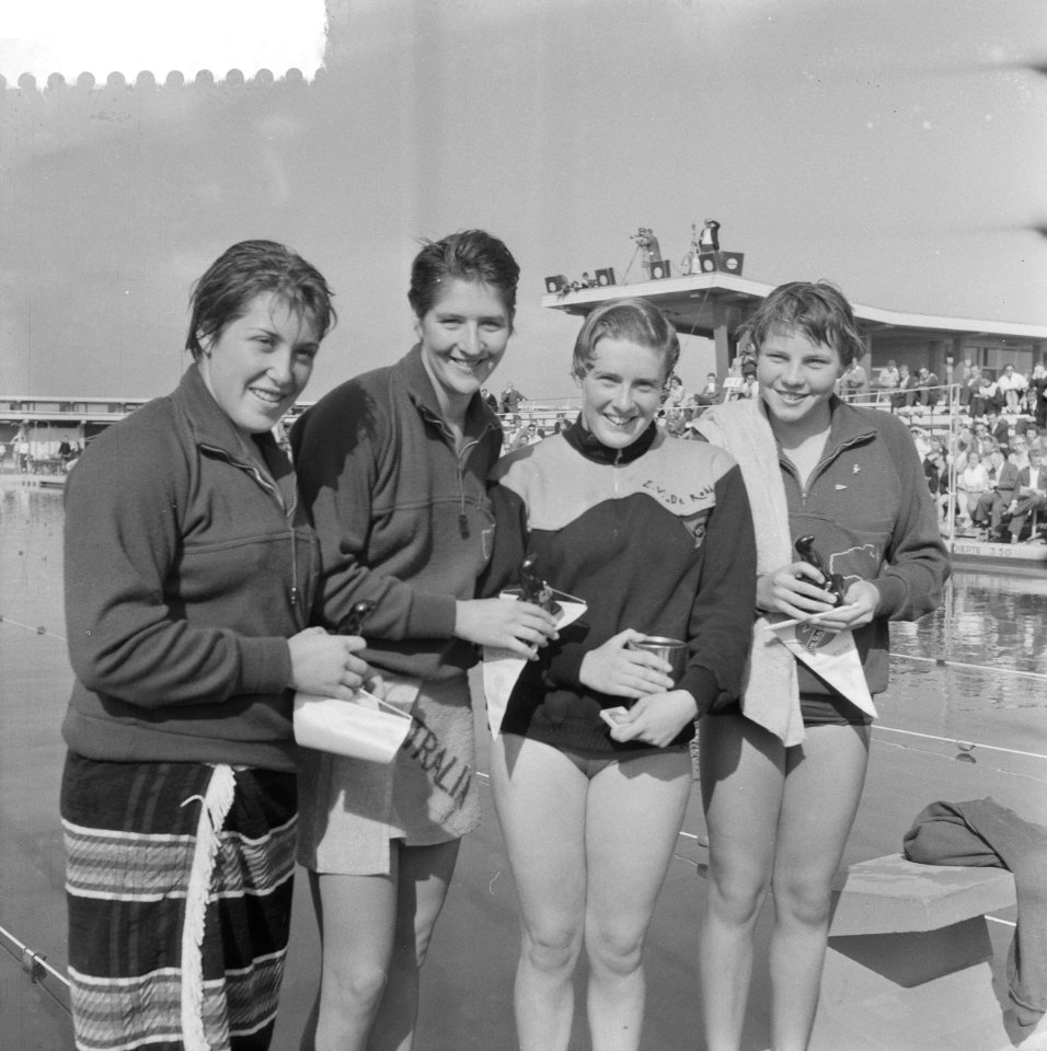 Nederlandse zwemkampioenschappen te Schiedam n.l.n.r. S. Morgan (3), Dawn Frase, Bestanddeelnr 909-7690