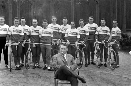 Nederlandse wielerploeg aan Tour de France 1964 gepresenteerd, hele ploeg, Bestanddeelnr 916-2225 photo