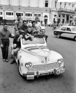Nederlandse Tour de Francerenners in Mulhouse De Nederlandse ploeg in een auto, Bestanddeelnr 910-4676