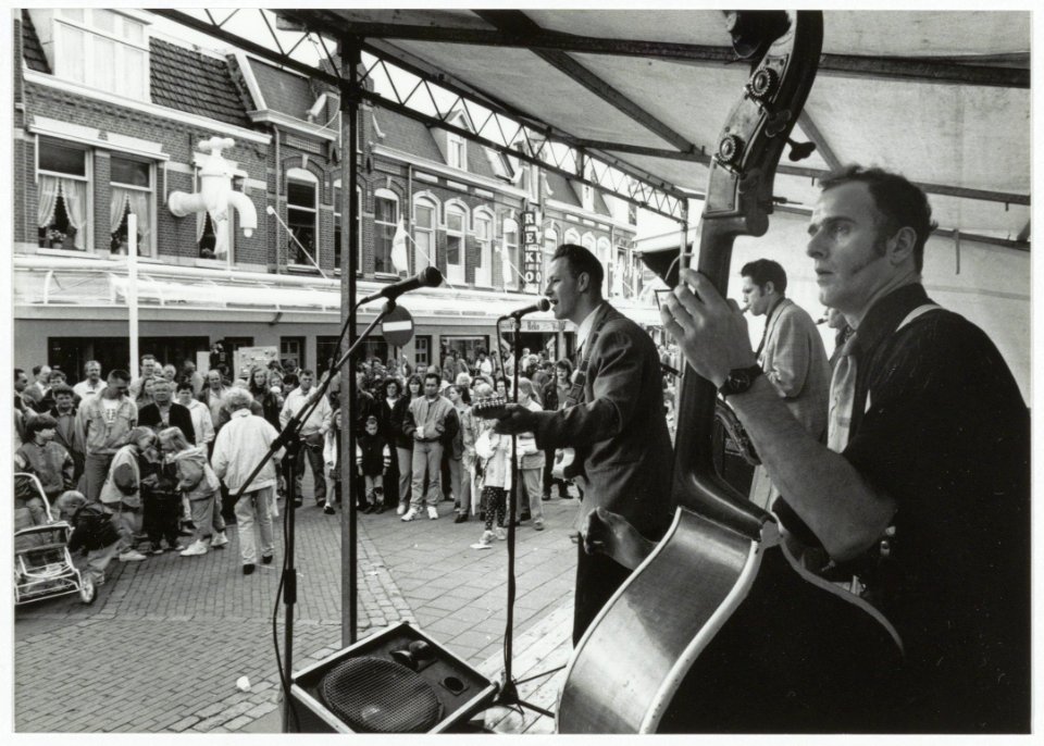 Muziek in de feestvierende Generaal Cronjéstraat. NL-HlmNHA 54035121