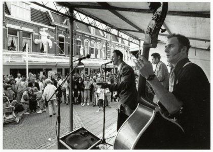 Muziek in de feestvierende Generaal Cronjéstraat. NL-HlmNHA 54035121