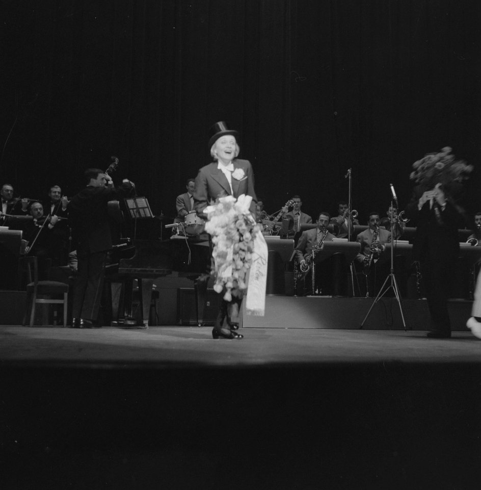 Nachtoptreden van Marlene Dietrich in het Tuschinkitheater te Amsterdam Marlen…, Bestanddeelnr 911-2854