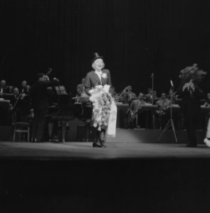 Nachtoptreden van Marlene Dietrich in het Tuschinkitheater te Amsterdam Marlen…, Bestanddeelnr 911-2854 photo