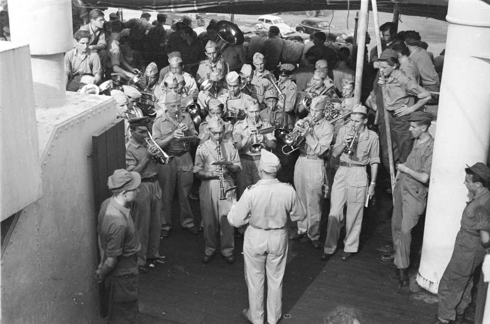 Muziekkorps KNIL speelt op het schip, Bestanddeelnr 72-1-1