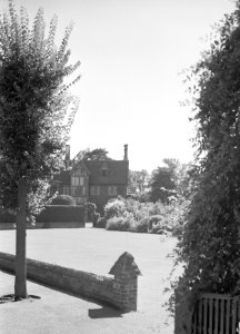 Muurtje met hek voor het landhuis Shoppenhanger Manor, Bestanddeelnr 254-2707