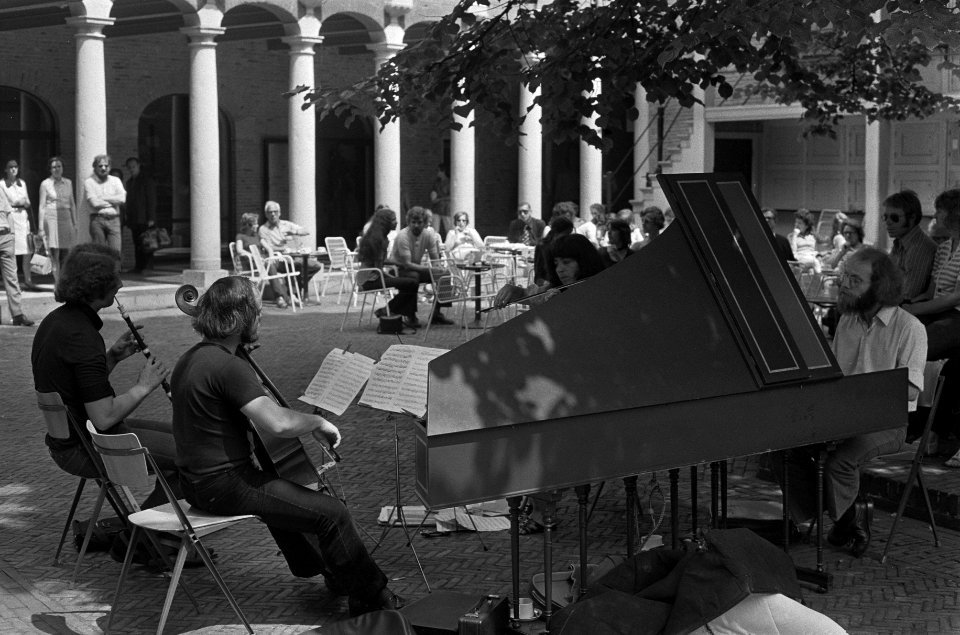 Muziekgroep Musica da camara speelt op binnenplaats Amsterdams Historisch Museum, Bestanddeelnr 926-4921