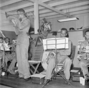 Muziek bij de opening van een nieuw pand van de Surinaamse Bauxiet Maatschappij , Bestanddeelnr 252-7007