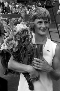 Nederlandse tenniskampioenschappen 1971 Scheveningen, Marijke Schaar met beker, Bestanddeelnr 924-8173