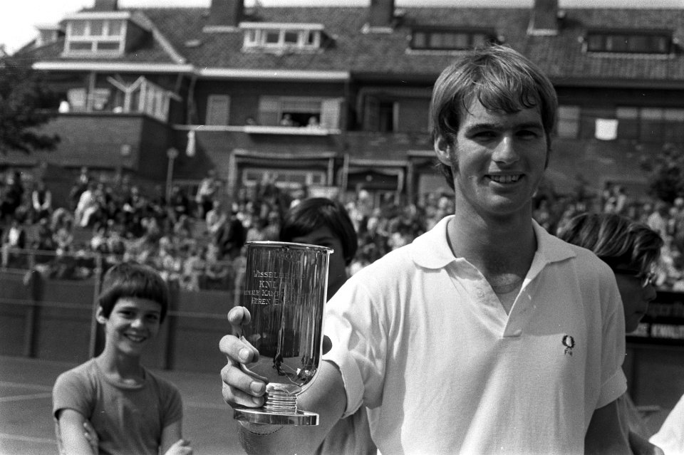 Nederlandse tenniskampioenschappen 1971 Scheveningen, Fred Hemmes met beker, Bestanddeelnr 924-8172