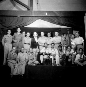 Na afloop van een cabaretvoorstelling in het Tiger Lane Camp in Ipoh In het mid, Bestanddeelnr 255-8326