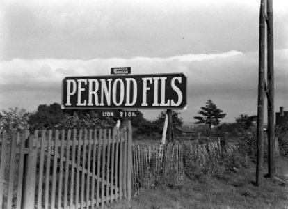 Naambord van distilleerderij Pernod Fils op een hek in de berm, Bestanddeelnr 191-0330