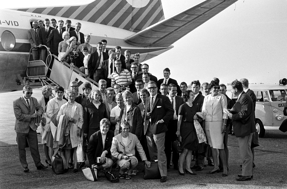 Nederlandse zwemploeg vertrekt van Schiphol naar Boedapes hele groep, Bestanddeelnr 918-0737