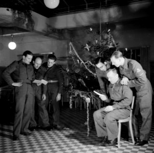 Nederlandse militairen zingen kerstliederen, Bestanddeelnr 255-9417