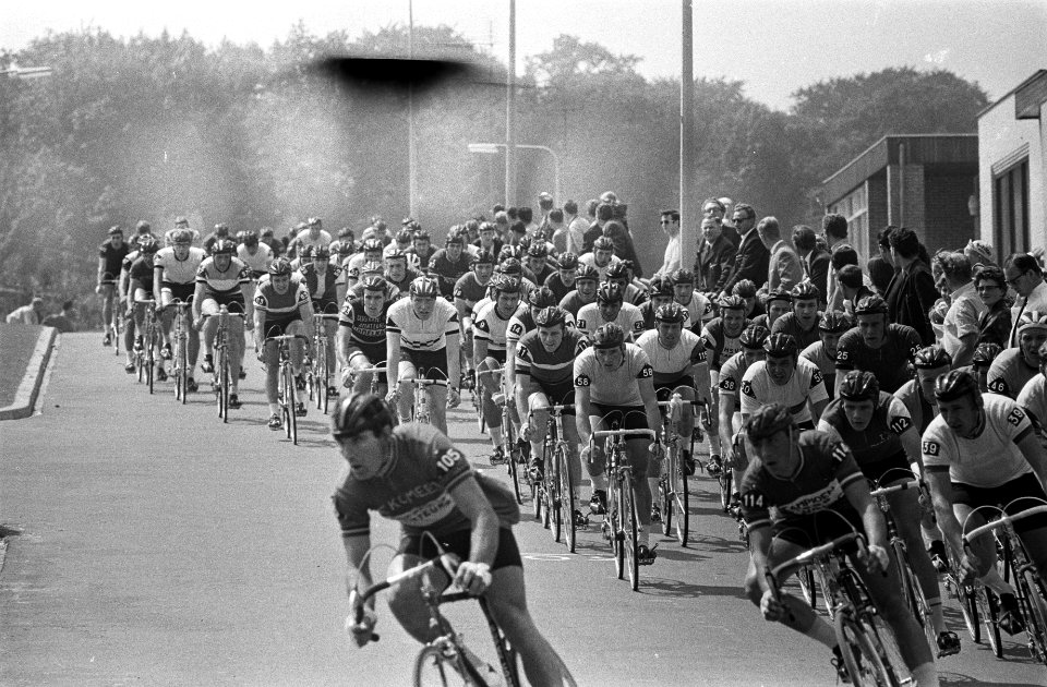 Nederlandse wielerkampioenschappen op de weg te Beek amateurs. Het rennersveld, Bestanddeelnr 921-5426
