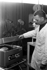 Nederlandse Zuivelbeurs bestaat 50 jaar, machine die kaas vacuum verpakt, Bestanddeelnr 926-2900