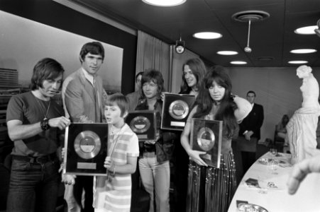 Nederlandse popgroep Shocking Blue arriveert op Schiphol na toernee door Ameri, Bestanddeelnr 923-5965