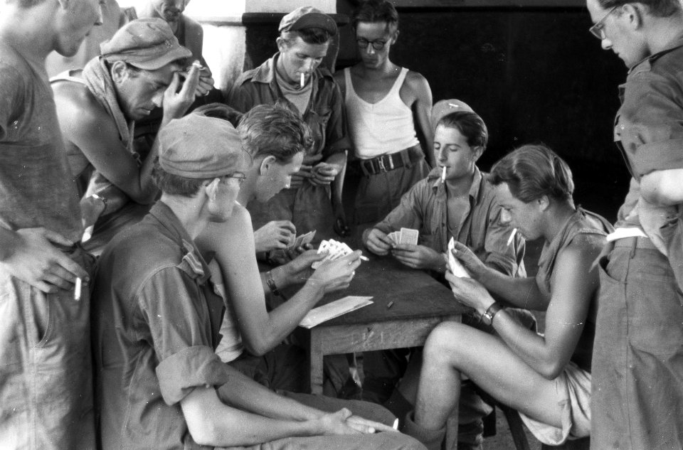 Nederlandse militairen spelen een spelletje kaart, Bestanddeelnr 5698