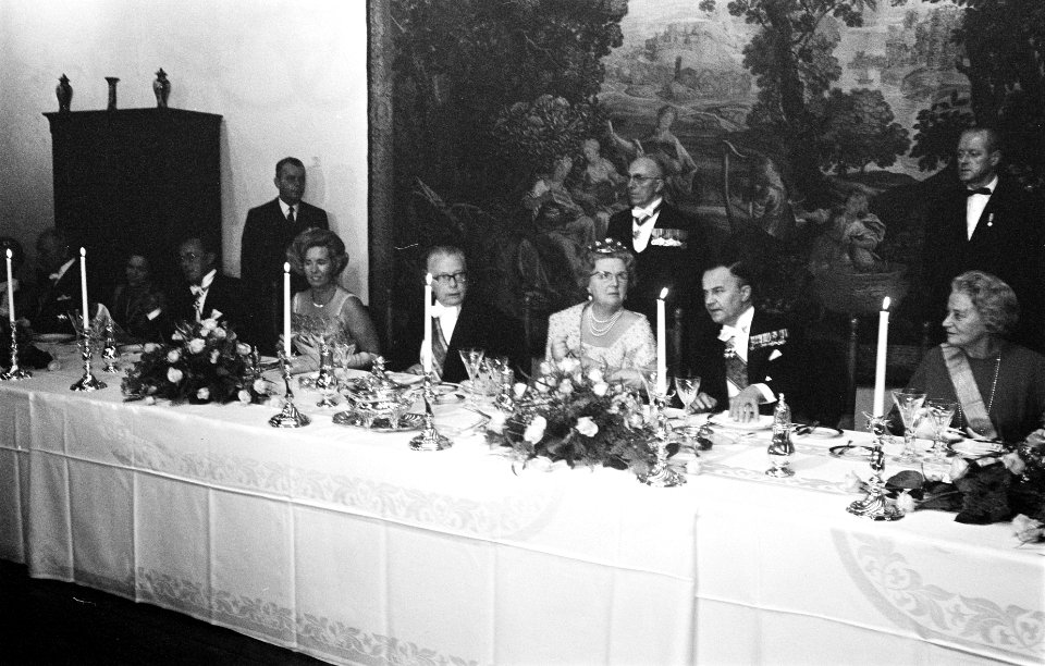 Nederlandse Regering bood koningin Juliana , Bernhard en president Heinemann een, Bestanddeelnr 923-0169