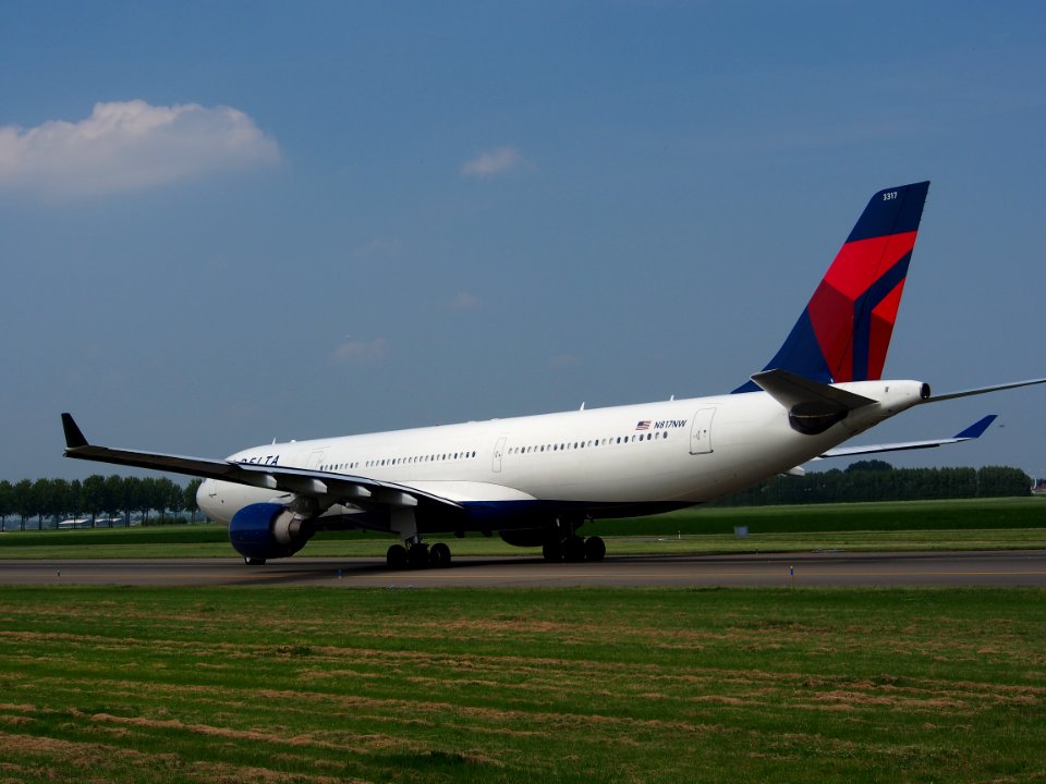 N817NW Delta Air Lines Airbus A330-323X - cn 843 pic8-001