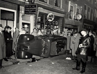 Na door een personenauto op de hoek van de Zijlvest te zijn aangereden vloog deze lichte bestelwagen over de kop en kwam ter hoogte van Zijlstraat nr. 3 op het trottoir terecht, 8 november 1, NL-HlmNHA 54010752