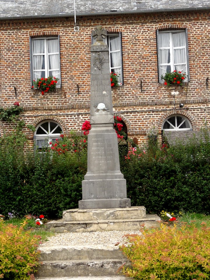 Montloué (Aisne) monument aux morts
