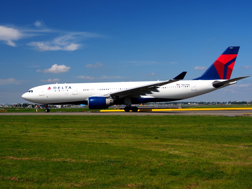 N857NW Delta Air Lines Airbus A330-223 taxiing at Schiphol (AMS - EHAM), The Netherlands, 18may2014, pic-7
