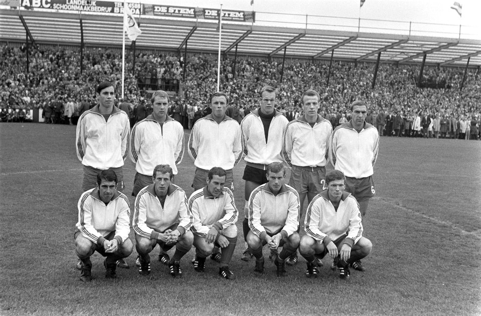 NAC tegen Feyenoord 0-4, nr. 4,5 elftal NAC nr. 6,7 trainer NAC Leo Canjels (kop, Bestanddeelnr 922-7300