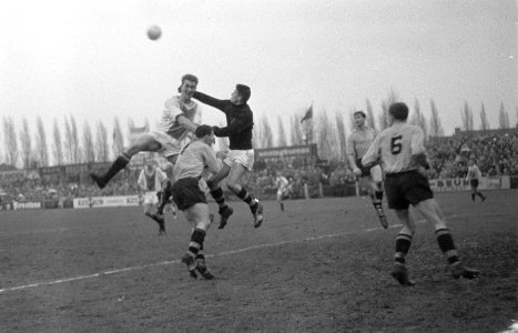 NAC tegen Ajax 2-1, spelmoment met Cees Groot en keeper De Rijk, Bestanddeelnr 910-8976