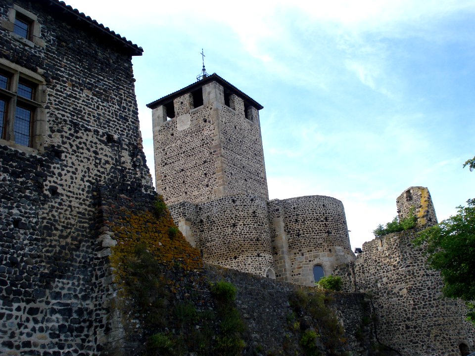 Montverdun, l'église et les remparts