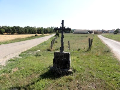 Montzéville (Meuse) paysage avec croix de chemin