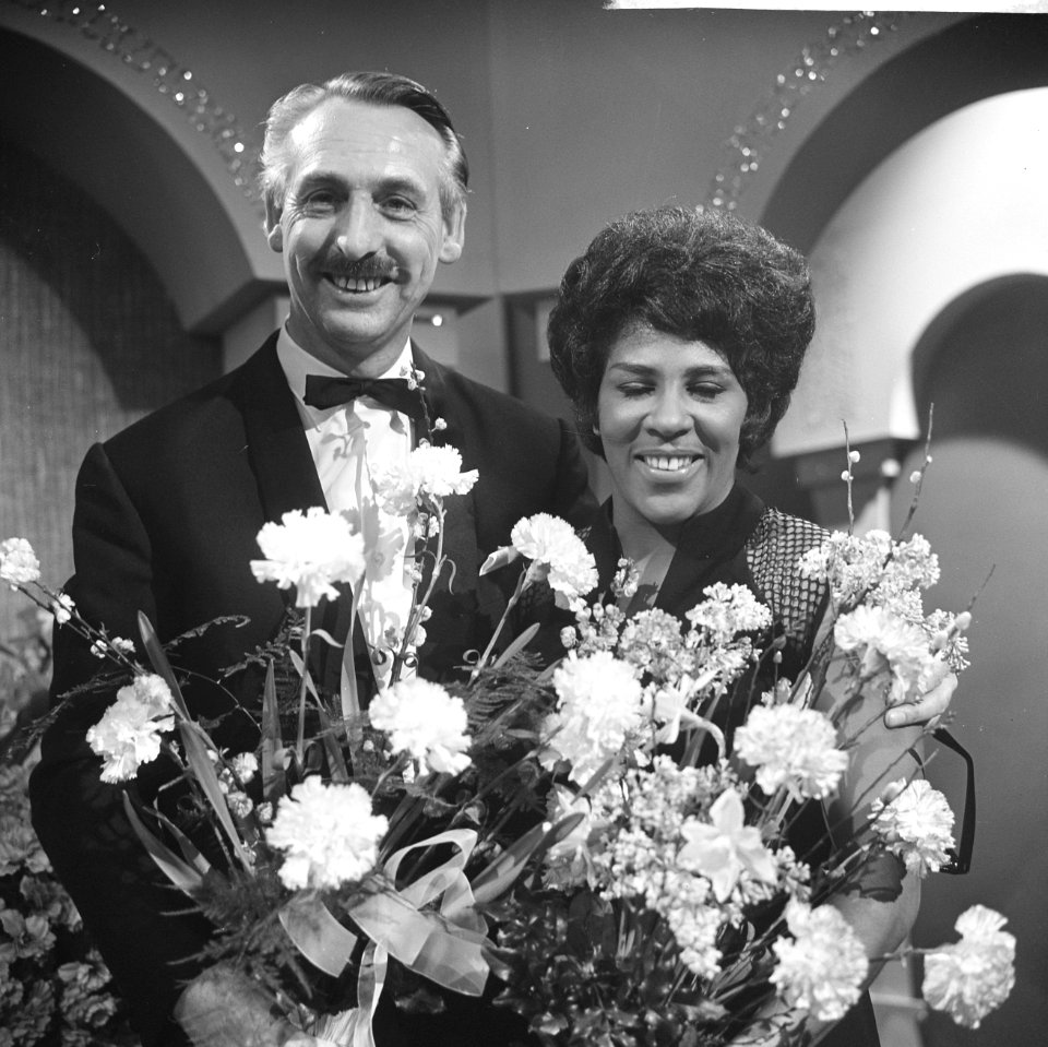 Nationaal Songfestival 1966. Winnares Milly Scott en dirigent Dolf van der Linde, Bestanddeelnr 918-7508