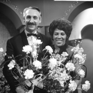 Nationaal Songfestival 1966. Winnares Milly Scott en dirigent Dolf van der Linde, Bestanddeelnr 918-7508