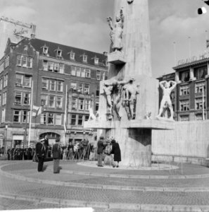 Nationale herdenking op de Dam, koningin Juliana en prins Bernhard leggen een kr, Bestanddeelnr 916-3870