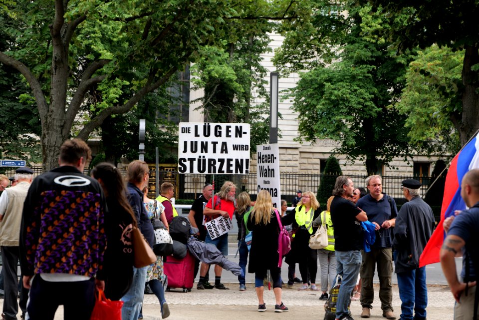 Monarchist protest in front of the Russian embassy in Berlin 2020-08-28 04
