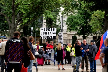 Monarchist protest in front of the Russian embassy in Berlin 2020-08-28 04
