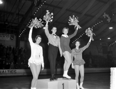 Nationale kampioenschappen kunstrijden op de schaats op de Hoky te Den Haag, v.l, Bestanddeelnr 910-2211