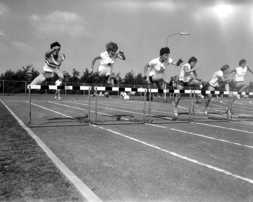 Nationale Atletiekwedstrijden te Haarlem, 80 meter hord dames, v.l.n.r. Van Zant, Bestanddeelnr 919-4685
