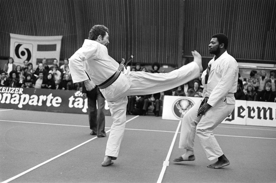 Nationale kampioenschappen Karate in Amsterdam zwaargewichten De Mooy (links) e, Bestanddeelnr 928-3664