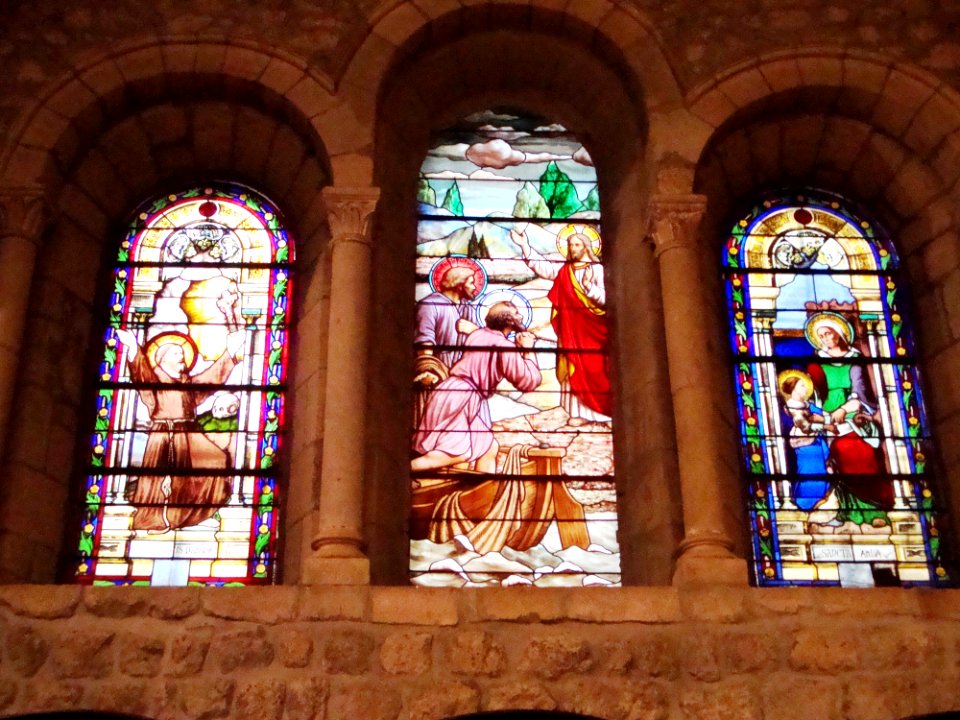 Montfaucon (Haute-Loire, Fr) église St.Pierre, triptyque de vitraux