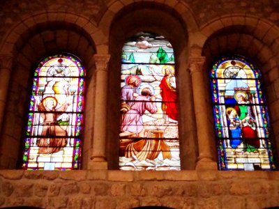 Montfaucon (Haute-Loire, Fr) église St.Pierre, triptyque de vitraux