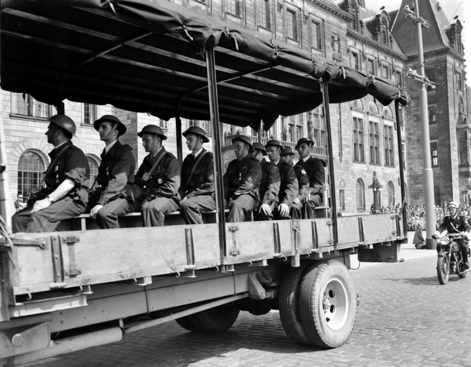 Nationale Bescherming Bevoling demonstratie te Rotterdam, defile stadhuis, Bestanddeelnr 907-2040