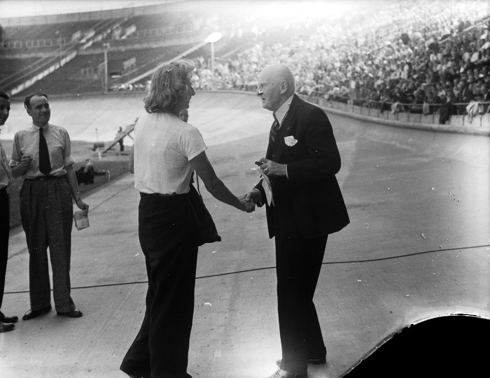 Nationale atletiekkampioenschappen Amsterdam. Finish honderd meter, Bestanddeelnr 902-2904