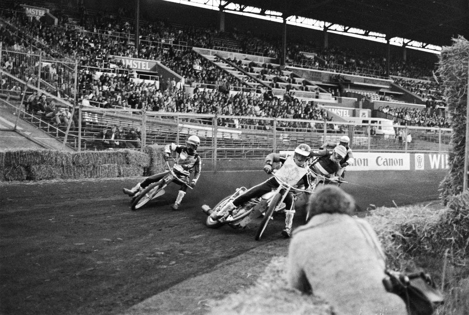 Nationale kampioenschappen motorspeedway Henry Kroeze in duel met Frits Koppe, Bestanddeelnr 929-8757