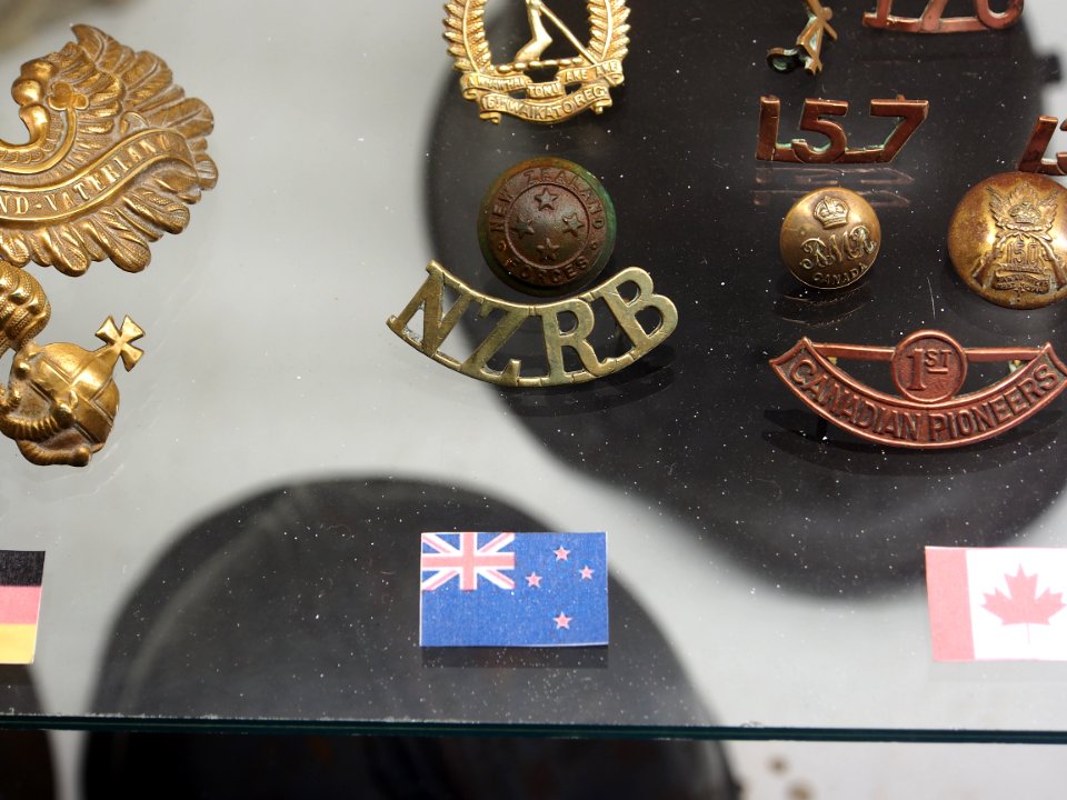 NZRB, curved (New Zealand Rifle Brigade) emblem, Musée Somme 1916, pic-087