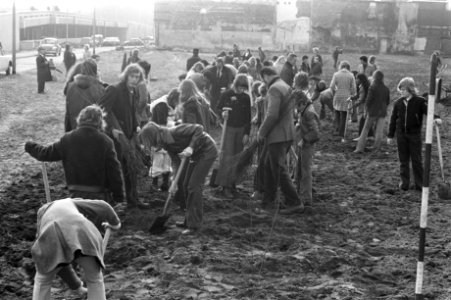 Nationale Boomplantdag, Amsterdam, kinderen platen bomen, Bestanddeelnr 926-3058