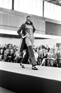 Najaarsmode en voor de winter 19661967, pak in pastelachtige kleuren, Bestanddeelnr 918-9951