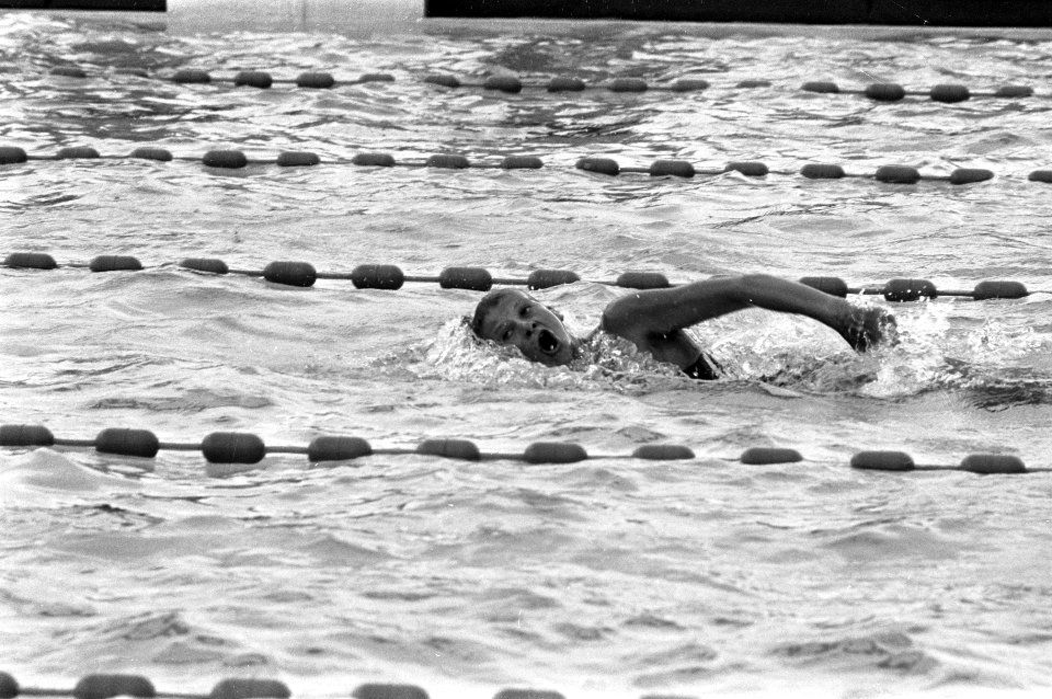 Nationale kampioenschappen zwemmen, Leeuwarden Linda de Boer in aktie 800 meter, Bestanddeelnr 923-6815