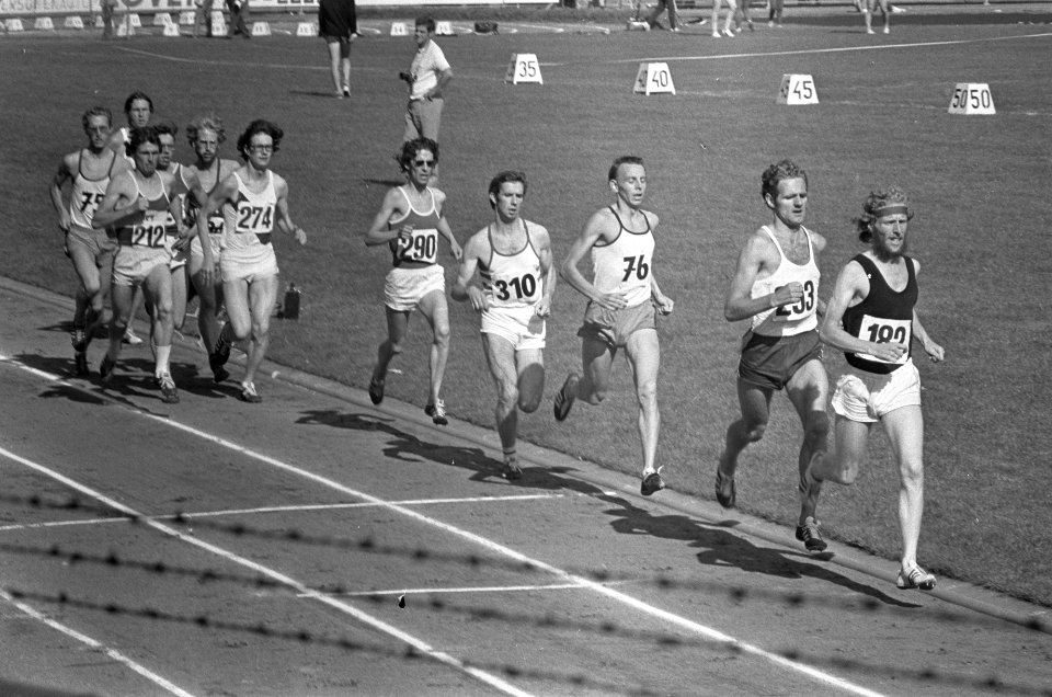 Nationale Atletiekkampioenschappen te Kerkrade, E Nijstad (tweede van rechts) i, Bestanddeelnr 925-7906