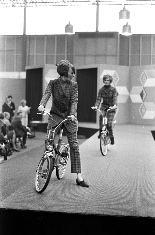 Najaarsmode en voor de winter 19661967, Tour de Tweed model Jos Leeger, Bestanddeelnr 918-9952