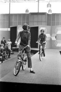 Najaarsmode en voor de winter 19661967, Tour de Tweed model Jos Leeger, Bestanddeelnr 918-9952